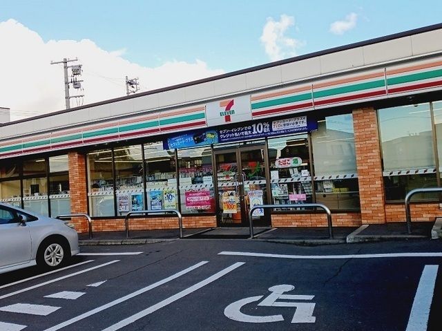 近くのセブンイレブン厚別南５丁目まで500m（徒歩7分）