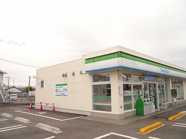 近くのファミリーマート小松バイパス店まで300m（徒歩4分）