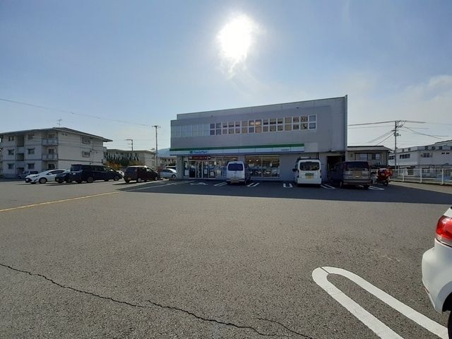 近くのファミリーマート 高知朝倉横町まで180m（徒歩3分）