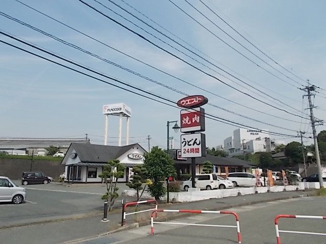 近くのウエスト熊本店まで1,900m（徒歩24分）
