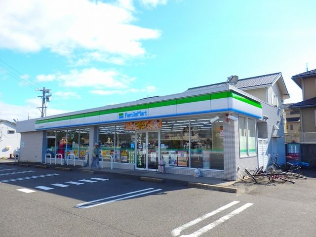 近くのファミリーマート桑名松の木東店まで800m（徒歩10分）