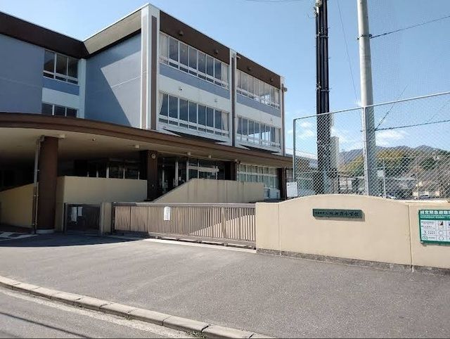 近くの地御前小学校まで350m（徒歩5分）