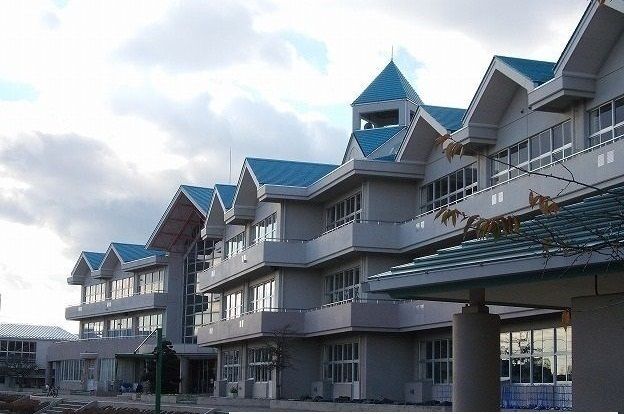 近くの三島小学校まで850m(徒歩11分)