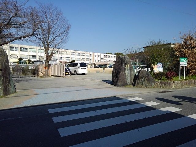 近くの東国分小学校まで900m(徒歩12分)