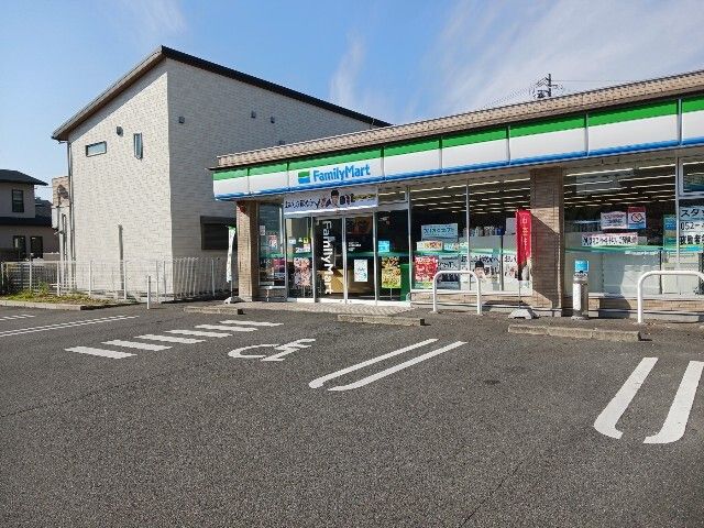 近くのファミリーマートまで600m（徒歩8分）