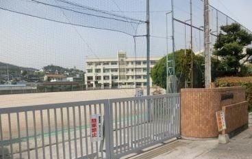 近くの安小学校まで1,000m（徒歩13分）