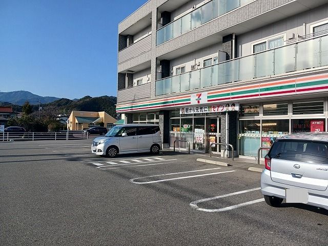近くのセブンイレブン山口泉町店まで270m（徒歩4分）