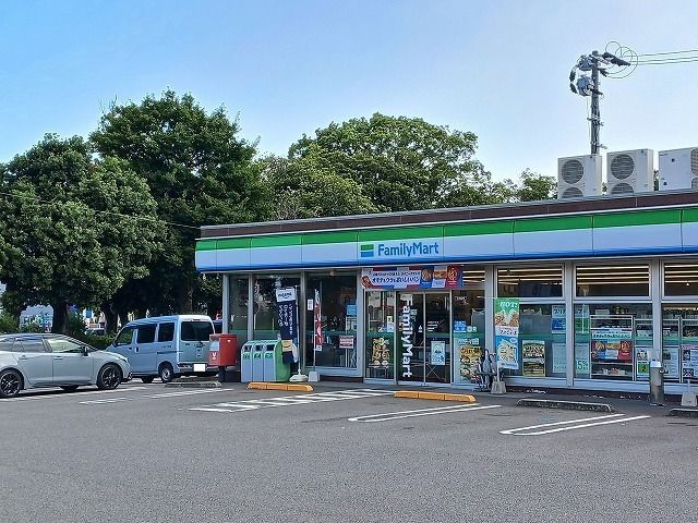近くのファミリーマート小松原中央店まで210m(徒歩3分)