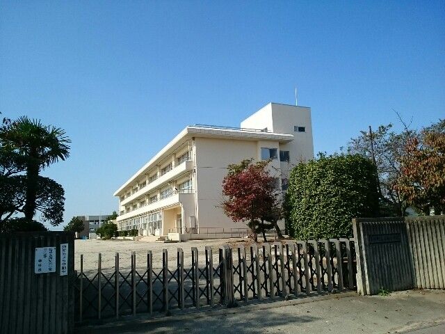 近くの玉村町立上陽小学校まで1,600m（徒歩20分）