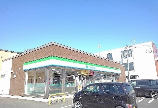 近くのファミリーマート江別緑町東まで750m（徒歩10分）