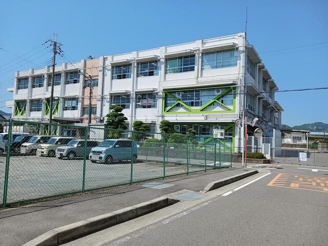 近くの山崎小学校様まで350m（徒歩5分）