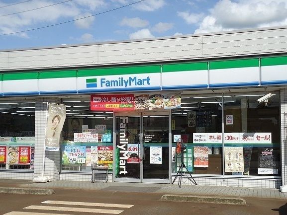 近くのファミリーマートまで610m(徒歩8分)