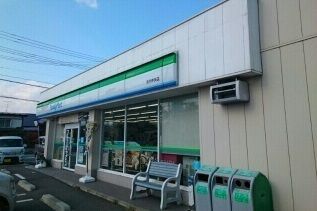 近くのファミリーマートまで300m（徒歩4分）