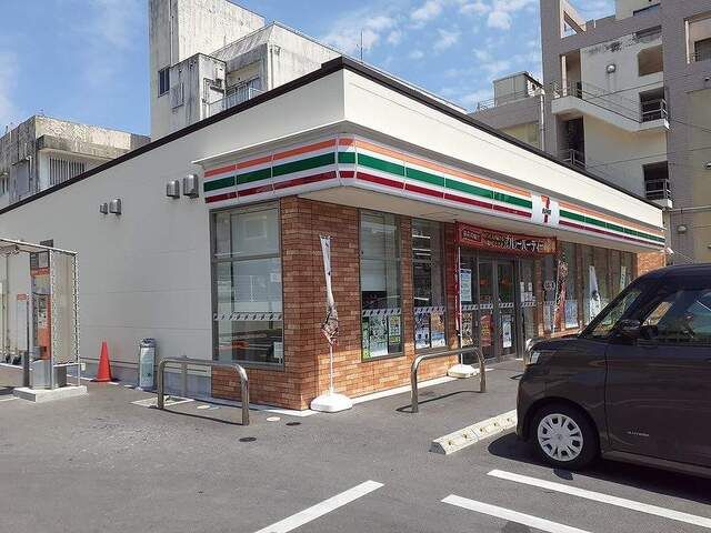 近くのセブンイレブン那覇壺川1丁目店まで600m(徒歩8分)