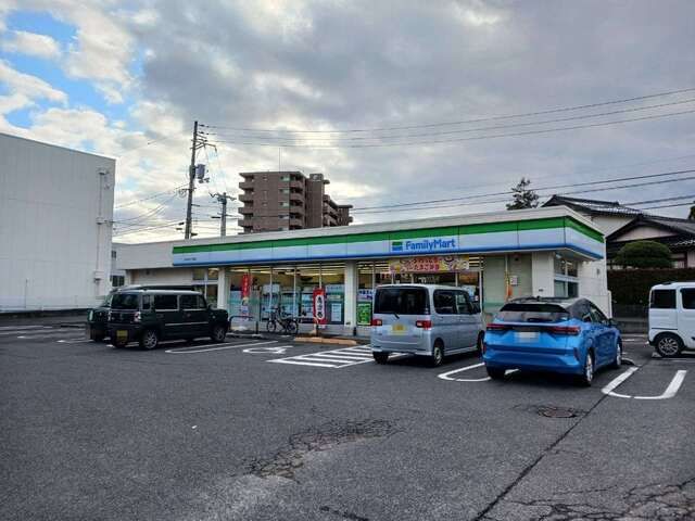 近くのファミリーマートまで260m（徒歩4分）