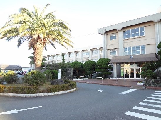 近くの富岡小学校まで1,100m(徒歩14分)