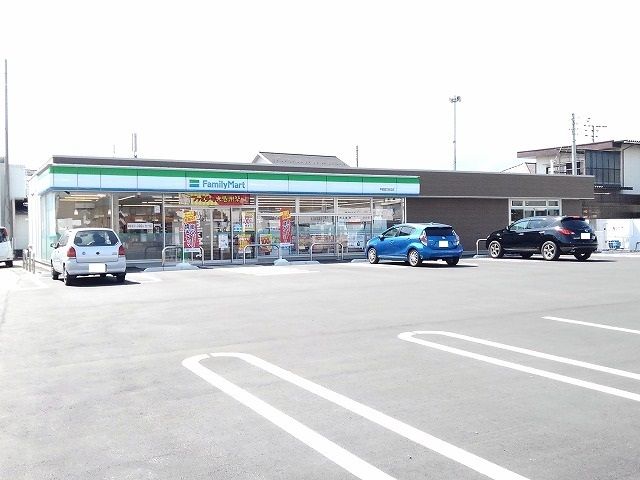 近くのファミリーマート甲斐富竹新田店まで190m(徒歩3分)