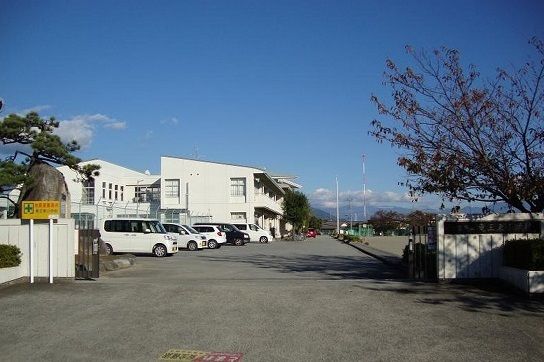 近くの竜王東小学校まで800m(徒歩10分)