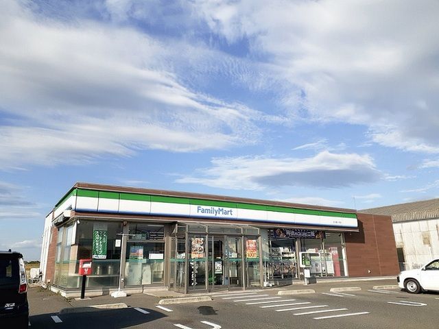 近くのファミリーマート古川鶴ヶ埣店まで550m（徒歩7分）