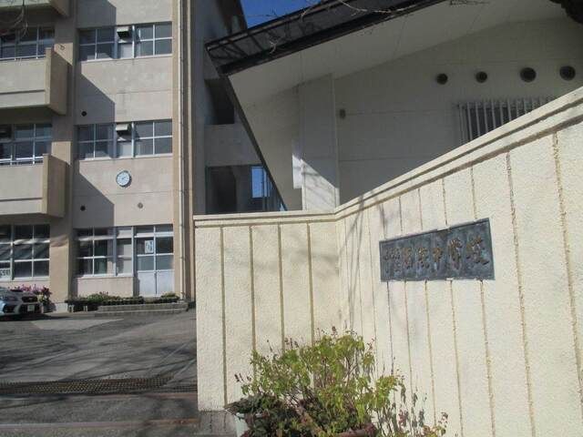 近くの西陵中学校まで410m（徒歩6分）