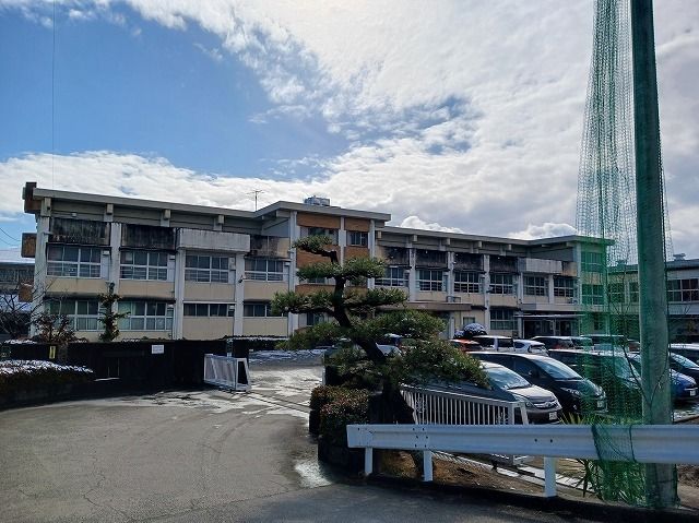 近くの岐阜市立厚見中学校まで55m（徒歩1分）