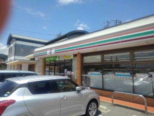 近くのセブンイレブン長野工業高校前店まで400m（徒歩5分）