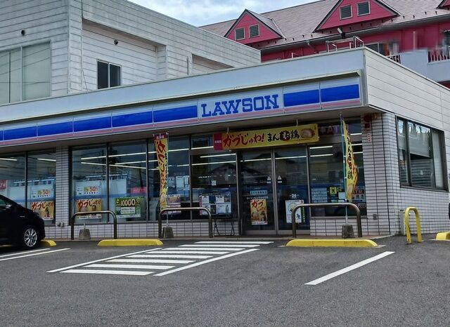 近くのローソン松江南高校前店まで450m（徒歩6分）