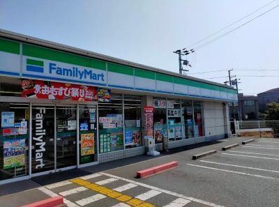 近くのファミリーマート加古川別府西脇まで600m(徒歩8分)