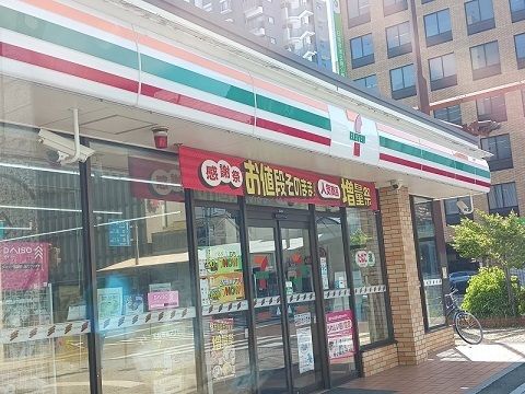 近くのセブンイレブン四日市諏訪町店まで600m（徒歩8分）