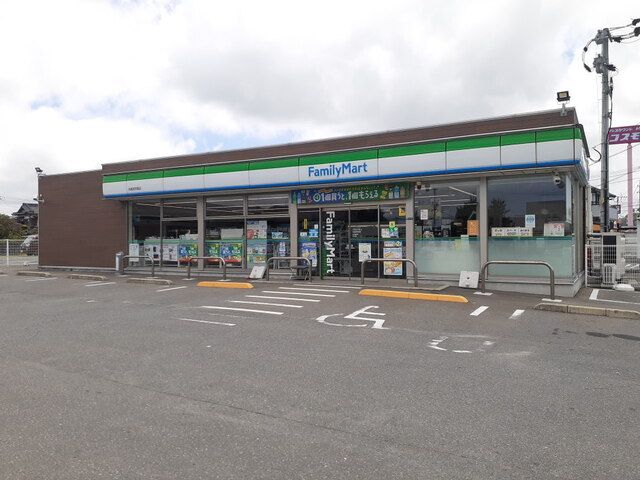 近くのファミリーマート糸島加布里店まで660m（徒歩9分）