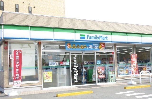 近くのファミリーマート一之木北店まで700m（徒歩9分）