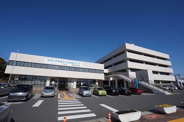 近くの芦屋町役場まで900m（徒歩12分）