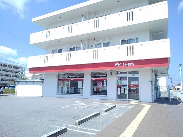 近くの安慶名郵便局まで900m（徒歩12分）