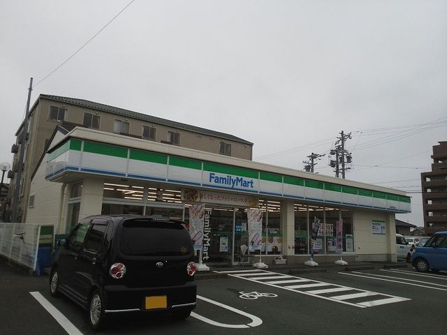 近くのファミリーマート浜松志都呂店まで550m（徒歩7分）