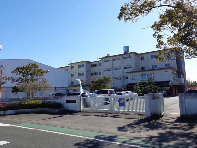 近くの西都台小学校まで350m（徒歩5分）