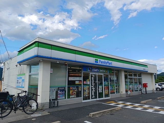 近くのファミリーマート亀岡河原町店まで635m(徒歩8分)