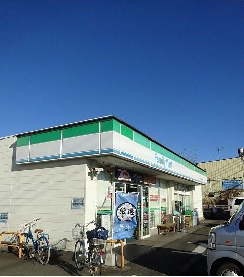 近くのファミリーマートまで1,100m(徒歩14分)