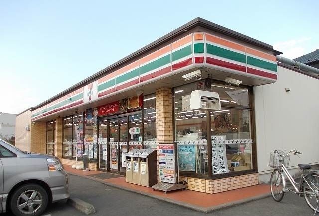 近くのセブンイレブン関本店まで240m(徒歩3分)