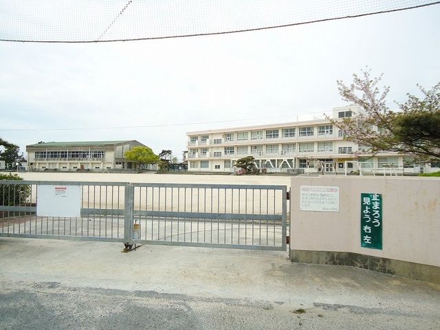近くの防府市立華浦小学校まで400m（徒歩5分）