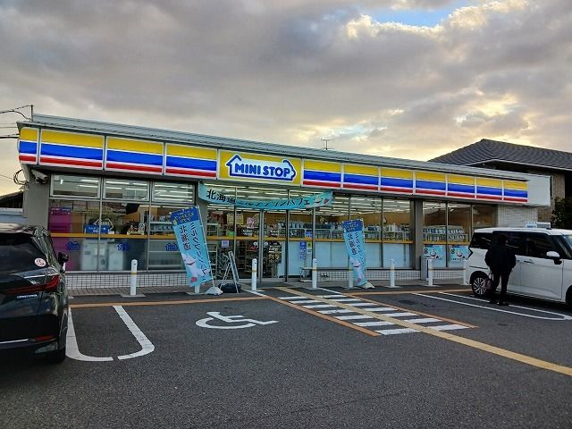 近くのミニストップ　八尾太田店まで200m（徒歩3分）
