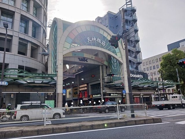 近くの天神橋筋商店街まで500m（徒歩7分）