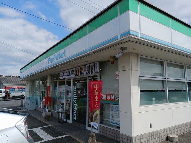 近くのファミリーマートまで1,100m(徒歩14分)