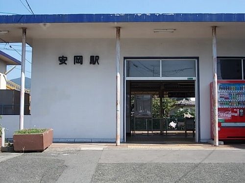 近くの安岡駅まで2,100m(徒歩27分)