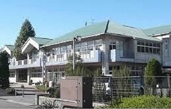 近くの松江市立湖東中学校まで400m（徒歩5分）