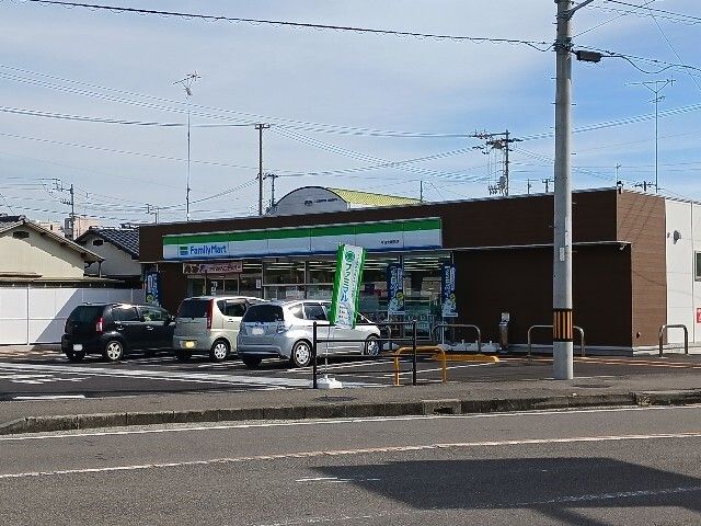 近くのファミリーマート今治大新田店まで450m（徒歩6分）