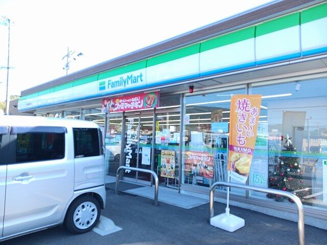 近くのファミリーマート白岳店まで727m（徒歩10分）