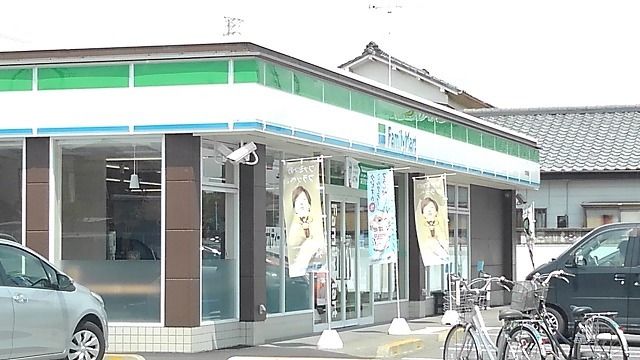近くのファミリーマート古河旭町店まで400m（徒歩5分）