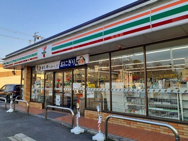 近くのセブンイレブン 城陽平川店まで450m（徒歩6分）