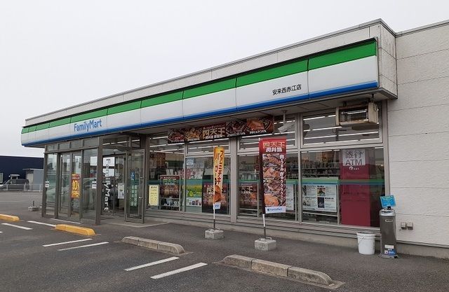 近くのファミリーマート安来西赤江店まで550m（徒歩7分）