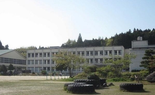 近くの安来市立荒島小学校まで1,000m（徒歩13分）